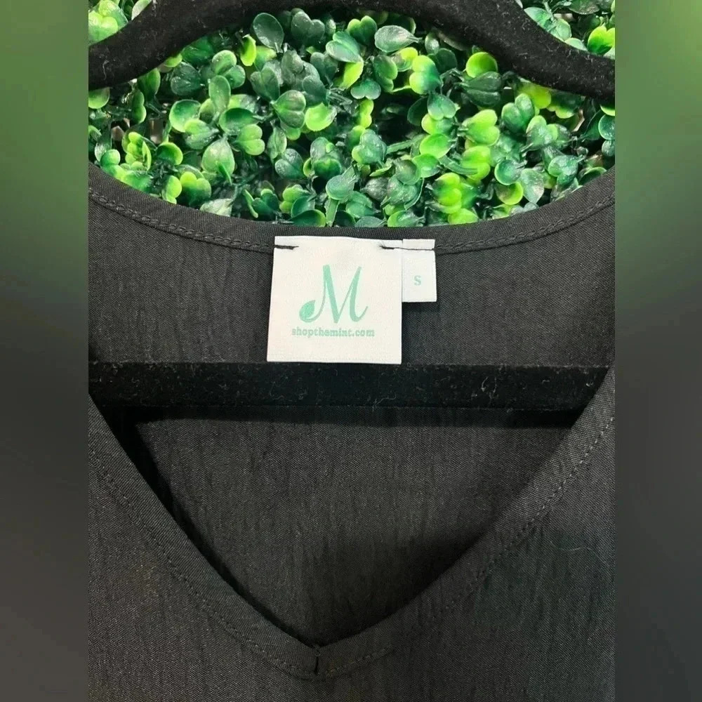 Shop the Mint Boutique Black V-Neck - Small - Picture 2 of 6